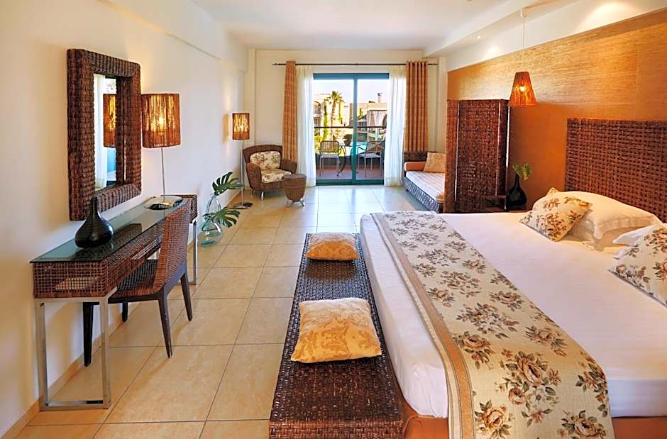 Foto 1 di 4 di Junior Suite, Garden or Pool View