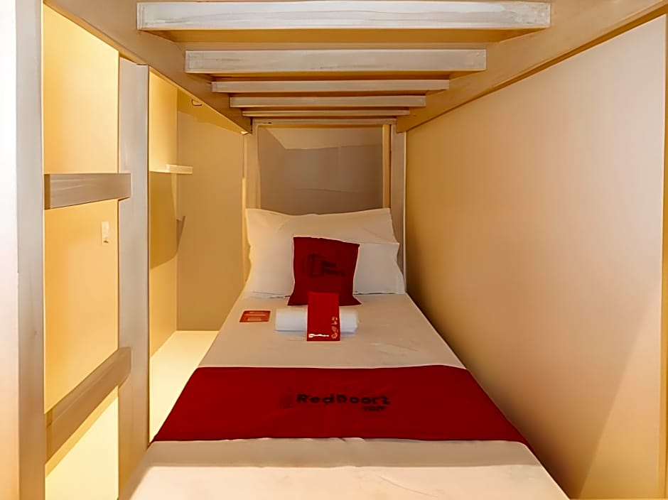 RedDooorz @ Laiya Vivo Hotel Batangas