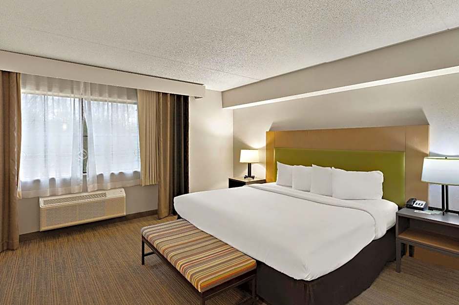 Photo 1 of 4 of 1 King Bed, Balcony