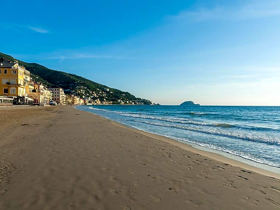 Serenity with swimming pool and parking in Alassio