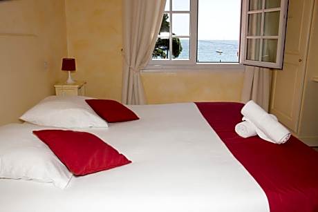Double Room with Queen Bed and Sea View