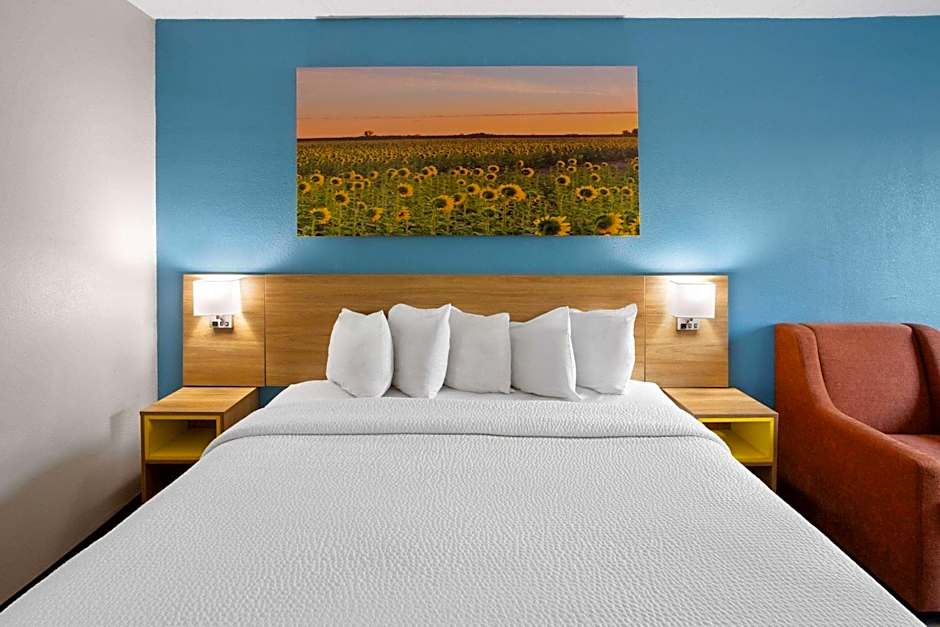 Days Inn & Suites by Wyndham Northwest Indianapolis