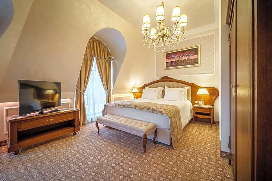 Residence City Garden - Certificate of Excellence Top 10 BEST Five-Stars City Hotels for 2024 awarded by HTIF