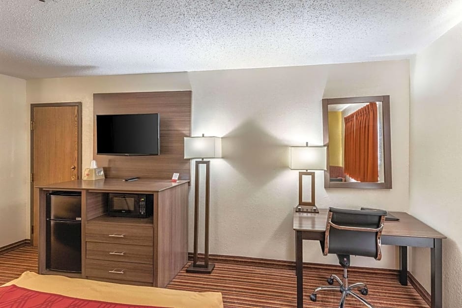 Econo Lodge Inn & Suites