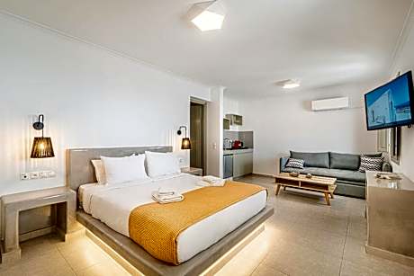 Deluxe Junior Suite with Caldera View and Outdoor Hot tub