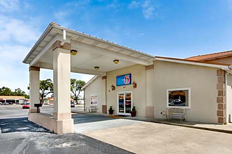 Motel 6-Hinesville, GA