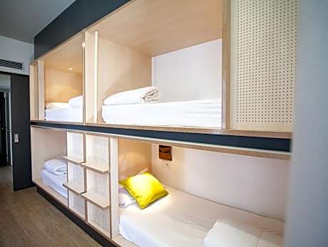 Bed in 6-Bed Mixed Dormitory Room with Shared Bathroom