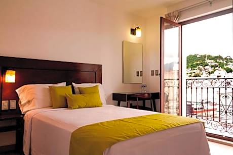 Deluxe Room (2 Adults + 1 Child)