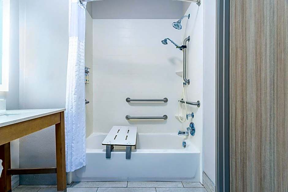 Holiday Inn Express & Suites Memphis Arpt Elvis Presley Blv By IHG