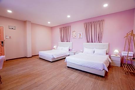 Quadruple Room with Bathtub