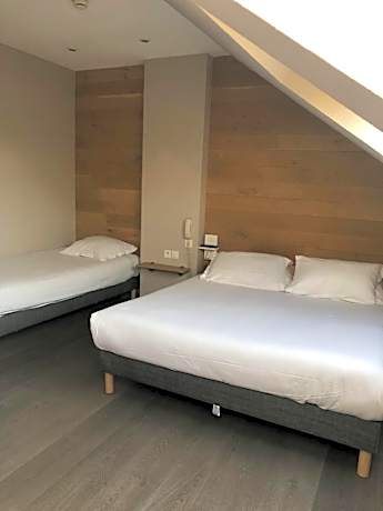 Family Room with One Queen Bed and Two Single Beds - Non-Smoking