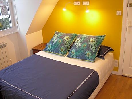 1. Petite Chambre Jaune-Double-Douche-Vue sur Jardin