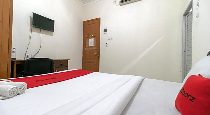 RedDoorz near Universitas Esa Unggul Bekasi Harapan Indah