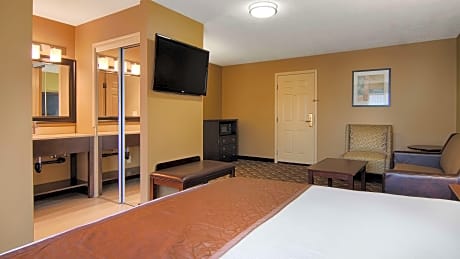 Suite-1 King Bed, Non-Smoking, Oversized Room, Separate Bedroom, Wet Bar, Microwave And Refrigerator