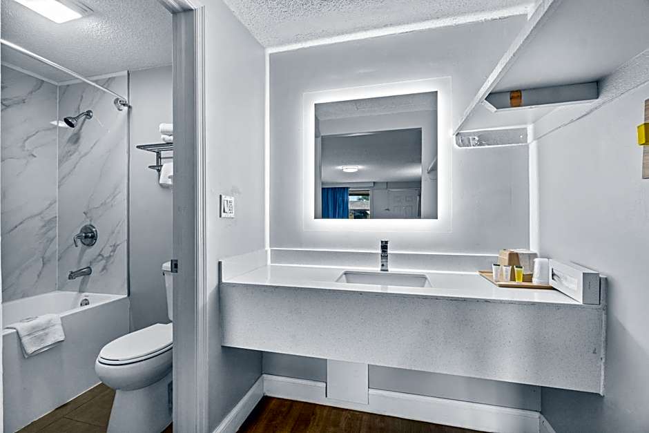 Super 8 by Wyndham Lantana West Palm Beach