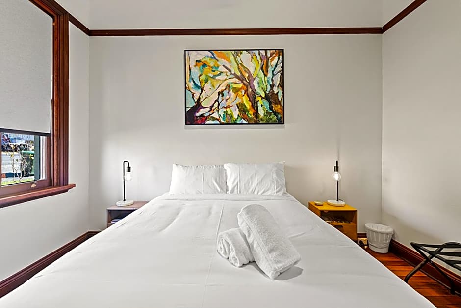 On Chapel St, The Royal Hotel Dalton