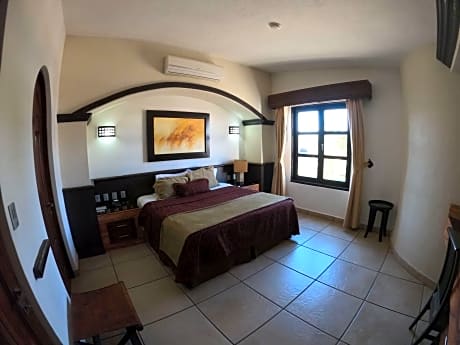 Superior Room (1 King Bed)