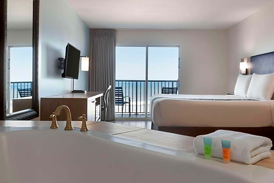 La Quinta Inn & Suites by Wyndham Oceanfront Daytona Beach