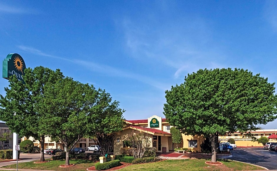 La Quinta Inn & Suites by Wyndham Wichita Falls Airport Area