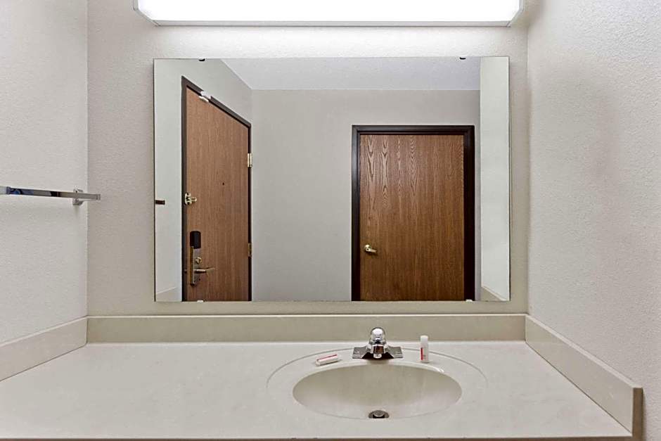 Super 8 by Wyndham Cloverdale IN