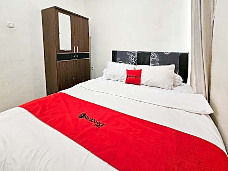 RedDoorz Syariah Nanna Homestay Near Dino Park