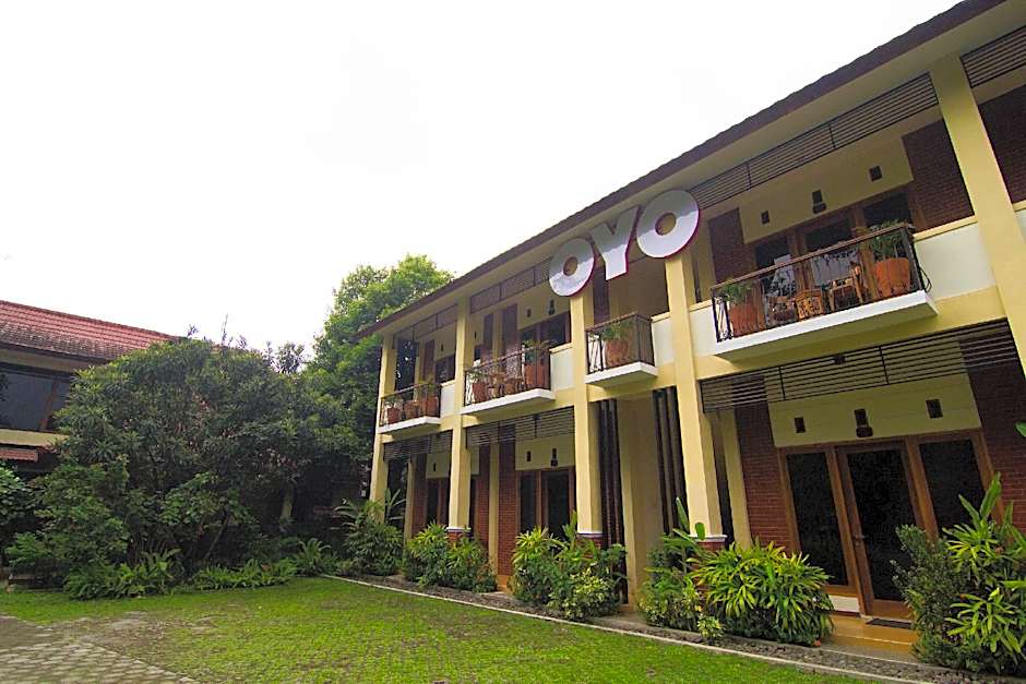 OYO 261 Sasono Putro Guest House