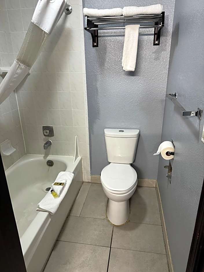 Nampa Inn & Suites