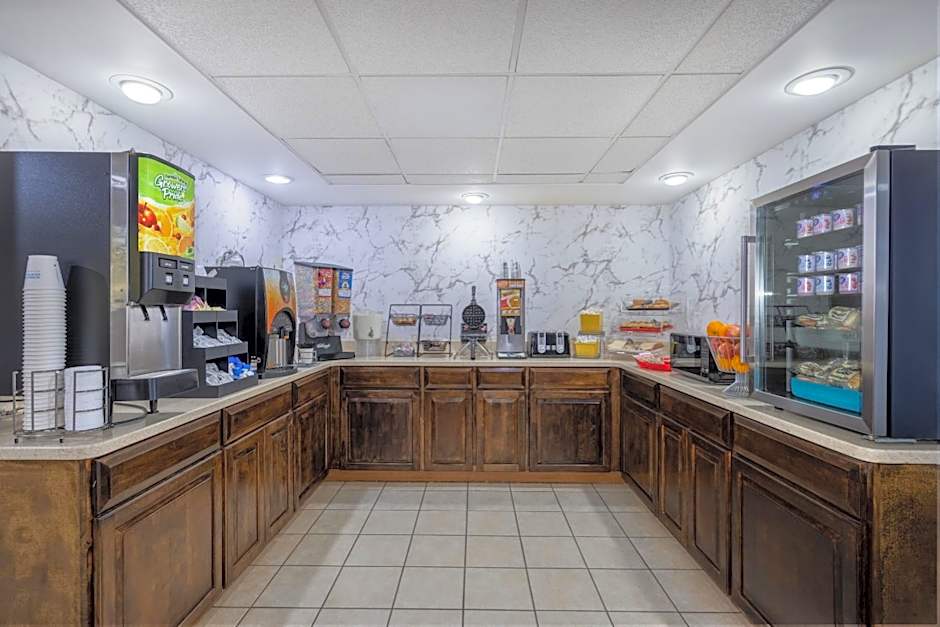 Days Inn & Suites by Wyndham Fayetteville NW Ft Bragg