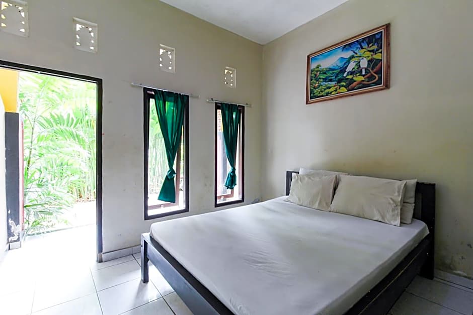 RedDoorz at Saren Anyar Homestay Lukluk