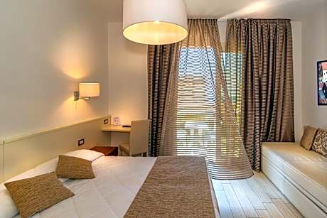 Triple Room with Sea View and Balcony - Beach Access