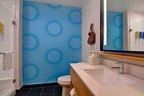 2 Queen Hearing Accessible