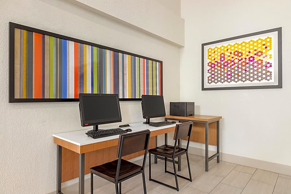 Holiday Inn Express and Suites Sarasota East By IHG