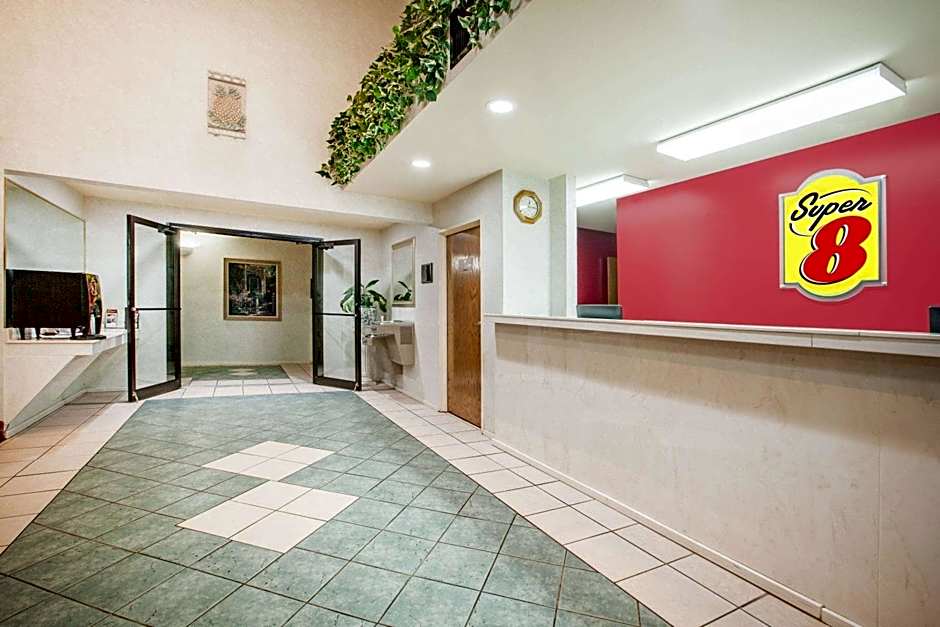 Super 8 by Wyndham White Hall