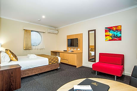 1 Queen Bed, Non-Smoking, Deluxe Room, Cable Tv, Free Wi-Fi, Air-Conditioned, Mini Bar