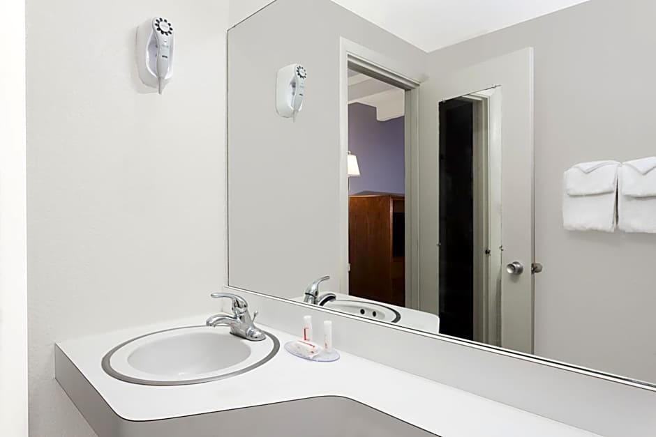 Howard Johnson by Wyndham Vero Beach / Downtown