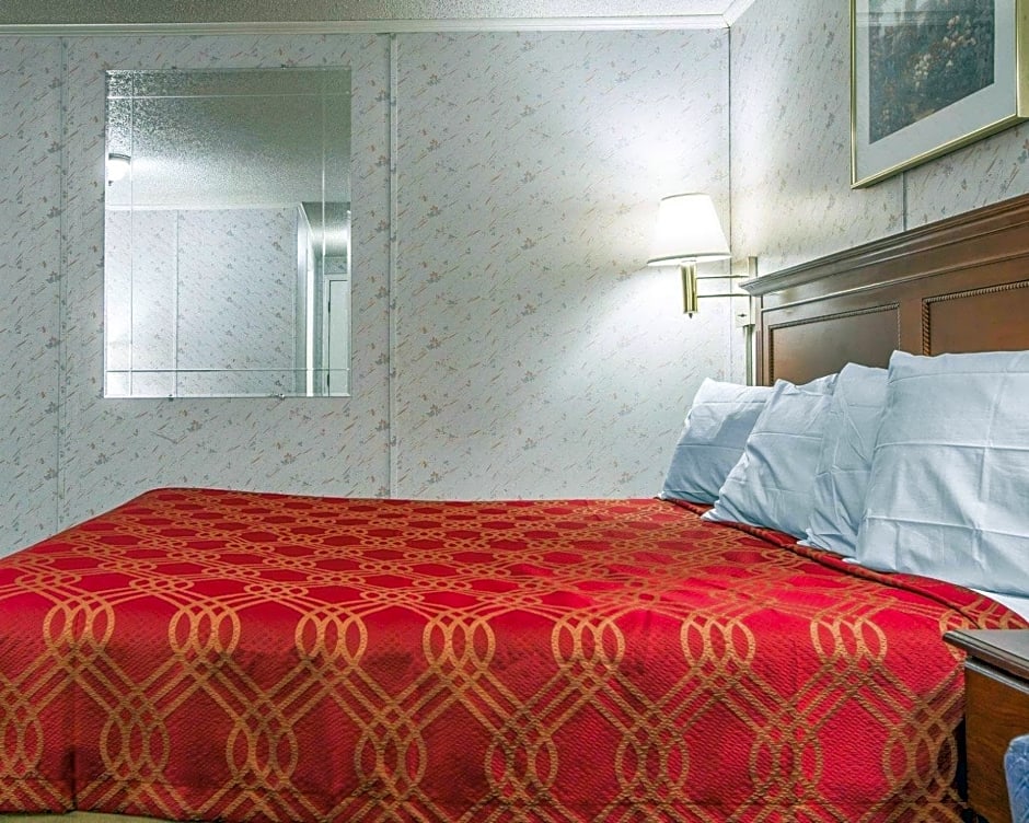 Rodeway Inn & Suites Brunswick near Hwy 1