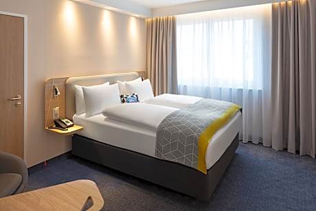 1 Queen Standard Wheelchair Accessible Free Breakfast