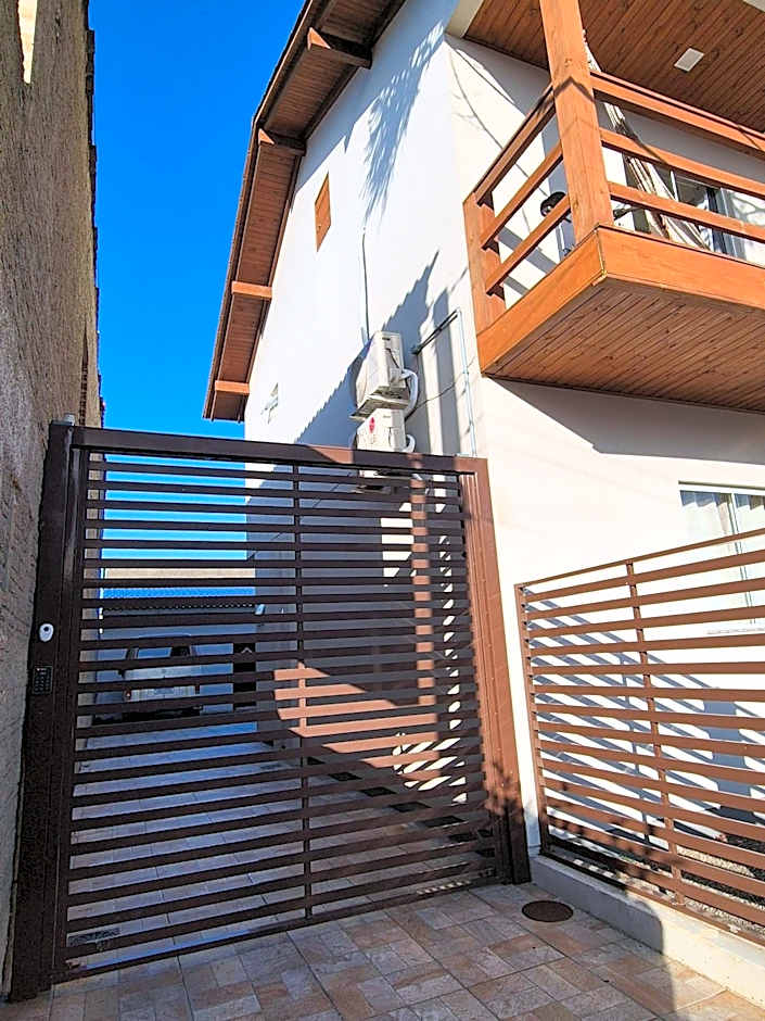 Casa no segundo andar na Praia da Cal com ar e sacada