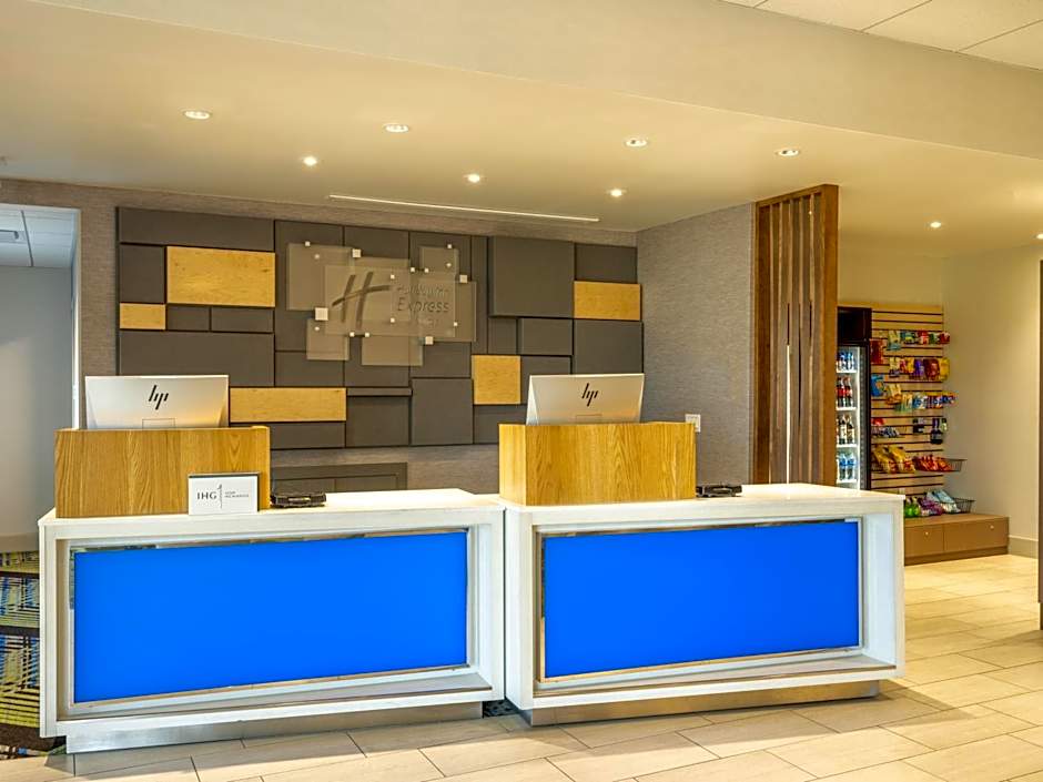 Holiday Inn Express & Suites Watertown By IHG