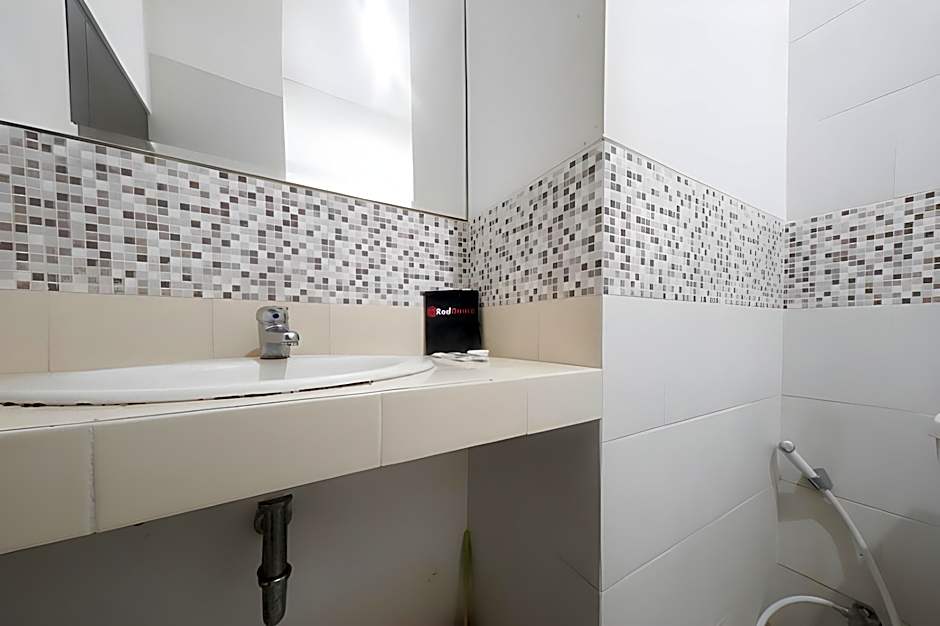 RedDoorz Plus near Green Pramuka Square Mall