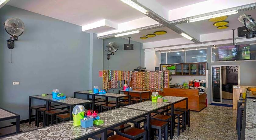 RedDoorz Plus near Patung Kuda Undip