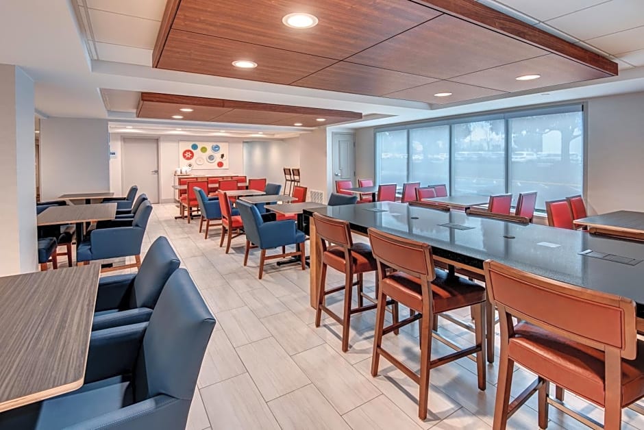 Holiday Inn Express & Suites West Long Branch - Eatontown By IHG