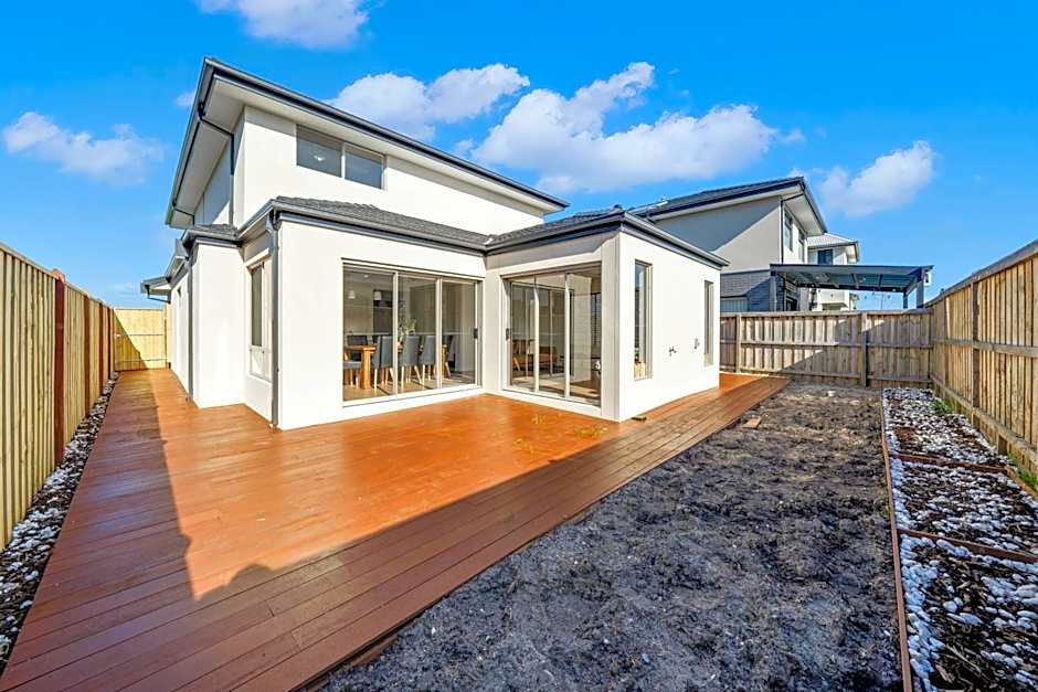 Charming Cozy Stylish Unique Retreat, Steps from Alira Village Mall, Park