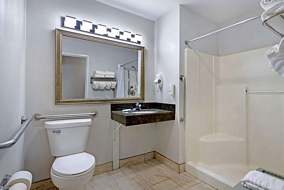 Quality Inn & Suites Fort Madison near Hwy 61