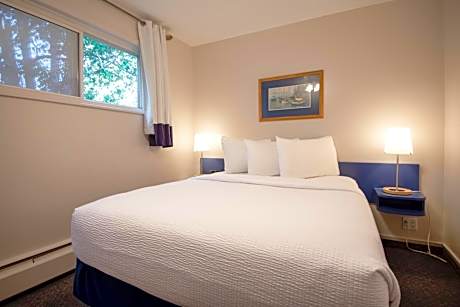 Seaview One-Bedroom Queen Suite