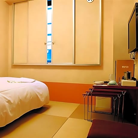 Small tatami bedroom [Japanese room] [Non-smoking]