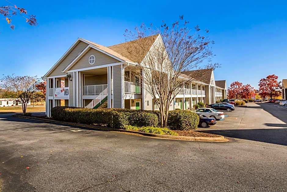 HomeTowne Studios by Red Roof Spartanburg - Asheville Highway