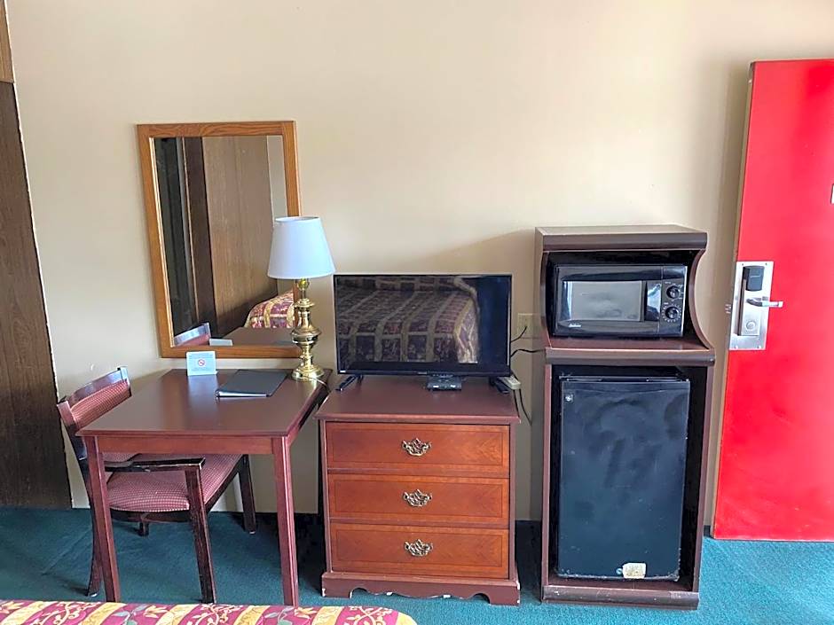 Budget Host Village Inn