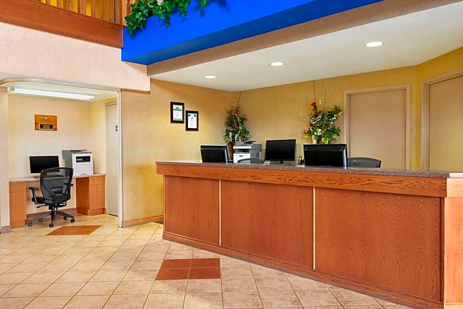 Days Inn & Suites by Wyndham Thompson