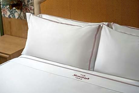 Uptown Corner Suite, Suite, 1 King, Sofa bed
